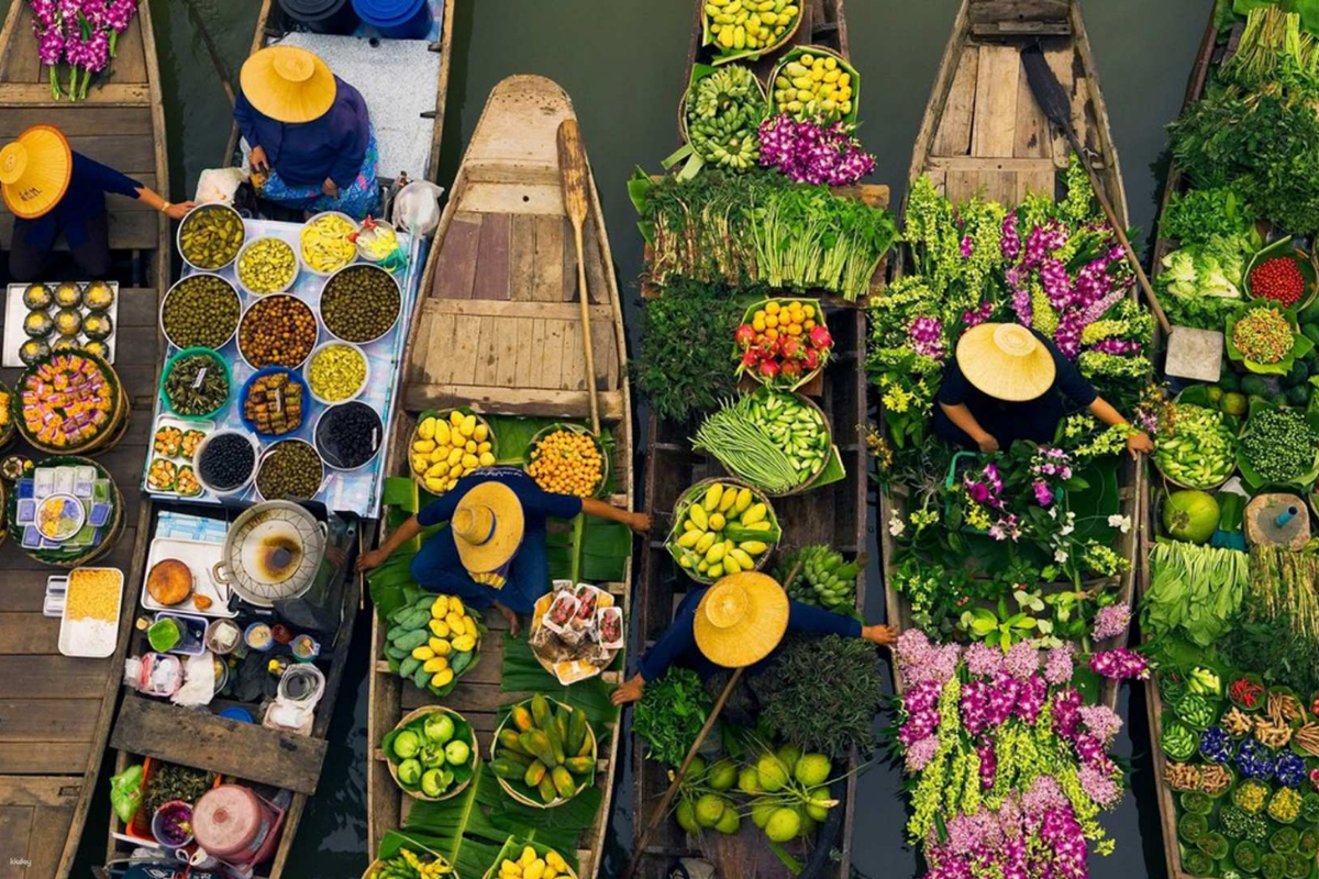 Boats filled with fresh produce and tourists at Damnoen Saduak floating market near Bangkok